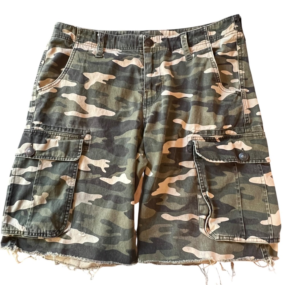True Religion Mens Camo Cargo Shorts Size 35 x 10 Green Cut Off Distressed READ